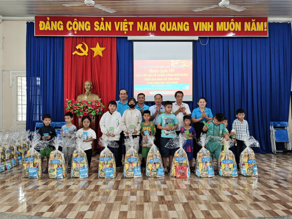 Đại diện chính quyền địa phương và mạnh thường quân trao quà cho ho trẻ em khuyết tật, trẻ mồ côi trên địa bàn xã
