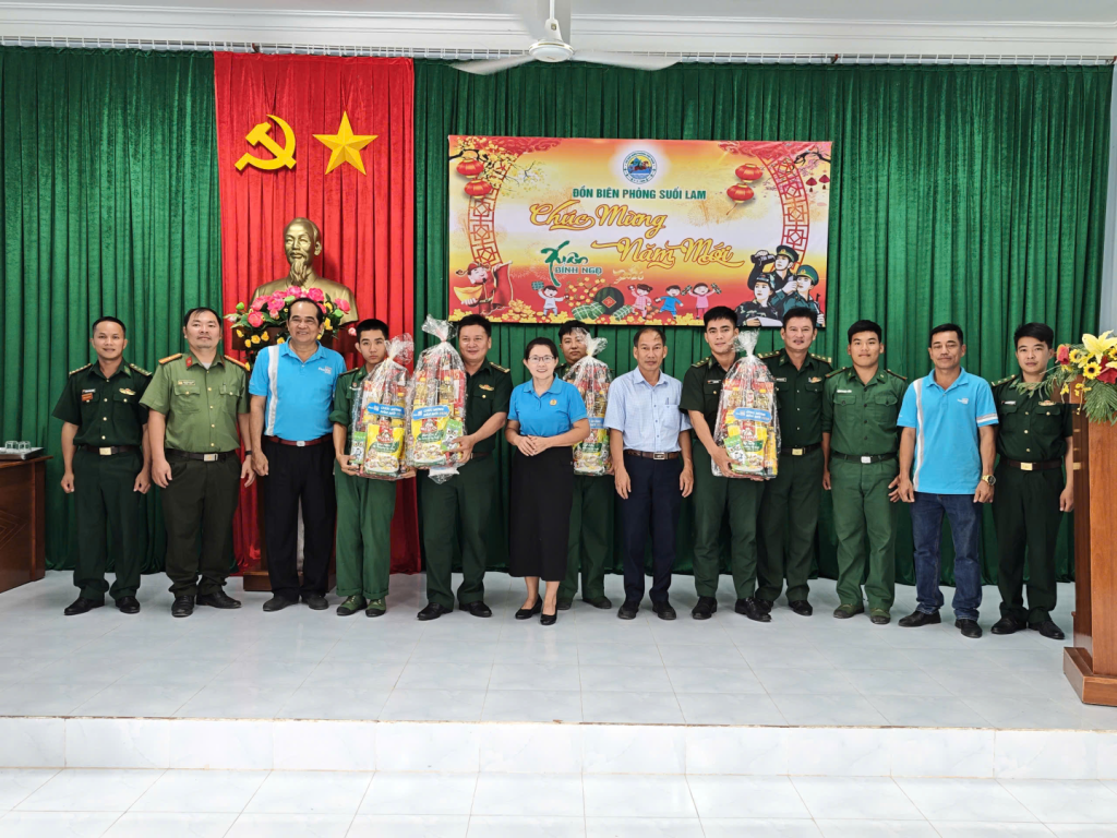 Đại diện chính quyền địa phương và mạnh thường quân trao quà cho Đồn Biên phòng Suối Lam