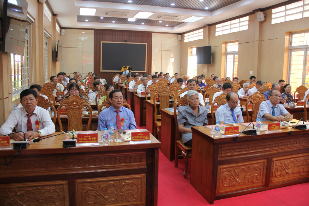 Đại biểu tahm  dự buổi họp mặt