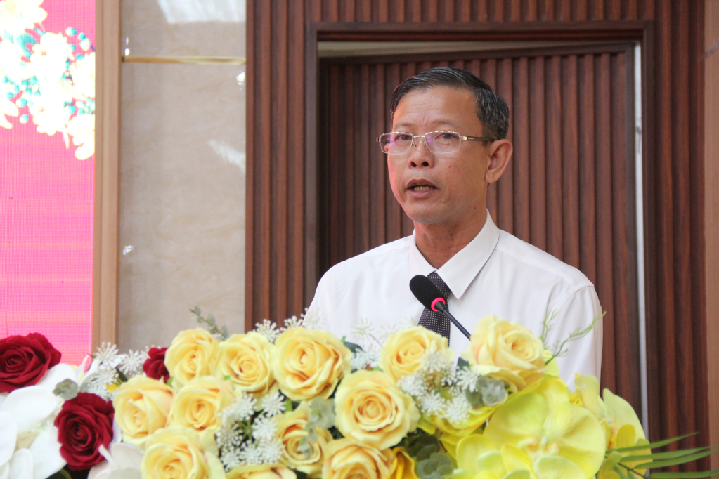 Bí thư Đảng ủy, Chủ tịch HĐND xã Khánh Hưng Trần Văn Cường chúc mừng đại biểu năm mới mạnh khỏe, hanh phúc