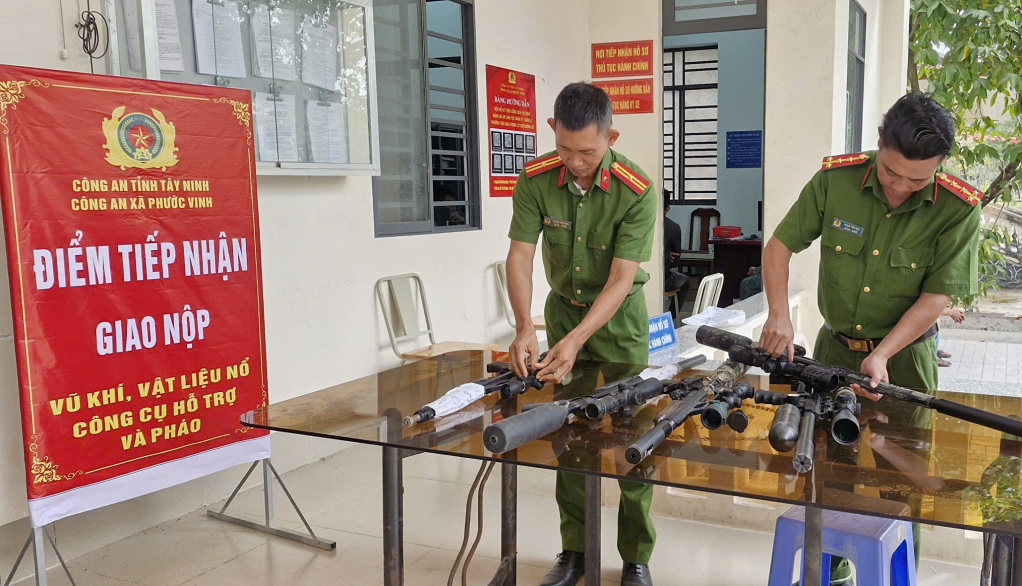 Điểm tiếp nhận giao nộp vũ khí, vật liệu nổ, công cụ hỗ trợ và pháo