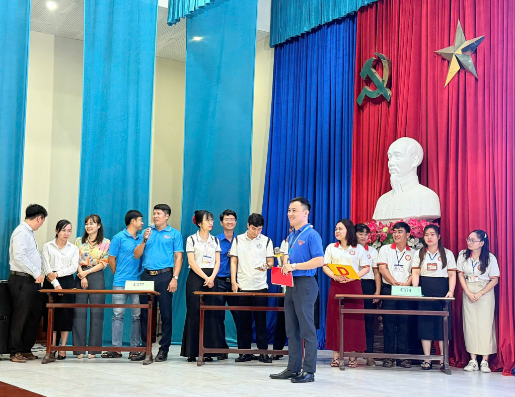 Học viên các lớp Trung cấp lý luận chính trị tham gia hội thi hái hóa dân chủ