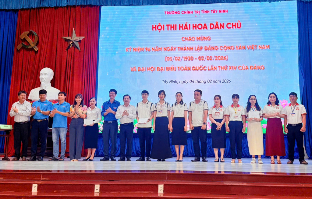 Ban tổ chức trao giải cho các đội thi hái hoa dân chủ