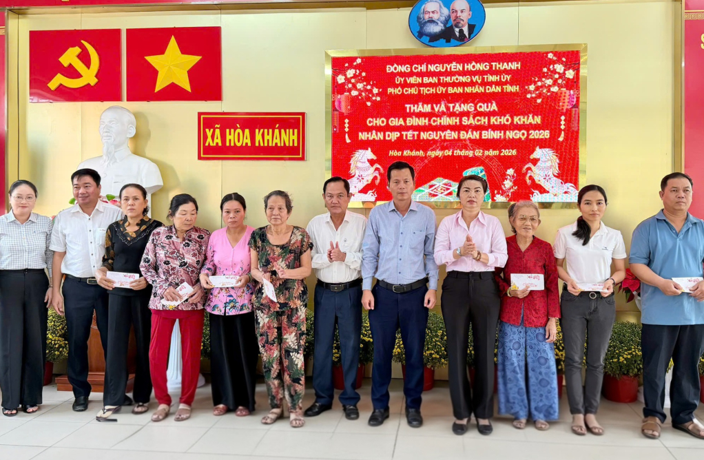 X&atilde; H&ograve;a Kh&aacute;nh trao qu&agrave; của Ph&oacute; Chủ tịch UBND tỉnh Nguyễn Hồng Thanh cho c&aacute;c gia đ&igrave;nh ch&iacute;nh s&aacute;ch