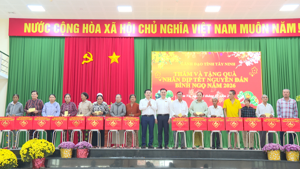 Phó Bí thư Tỉnh ủy, Chủ tịch Ủy ban MTTQ Việt Nam tỉnh Nguyễn Thanh Hải trao tặng quà cho người dân