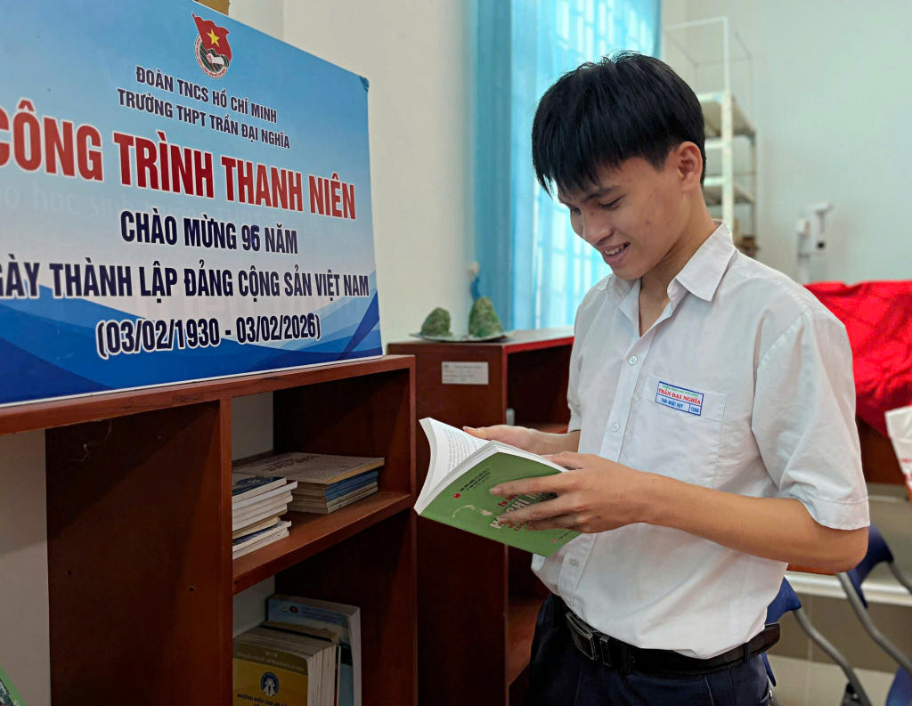 Nhật Huy thường xuyên đọc sách để trau dồi kiến thức và kỹ năng sống