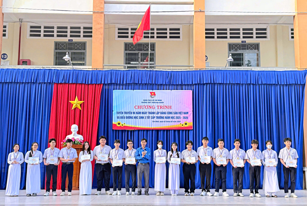 Nhật Huy (người thứ 3, từ trái qua) nhận chứng nhận danh hiệu “Học sinh 3 tốt” cấp trường năm học 2025 - 2026