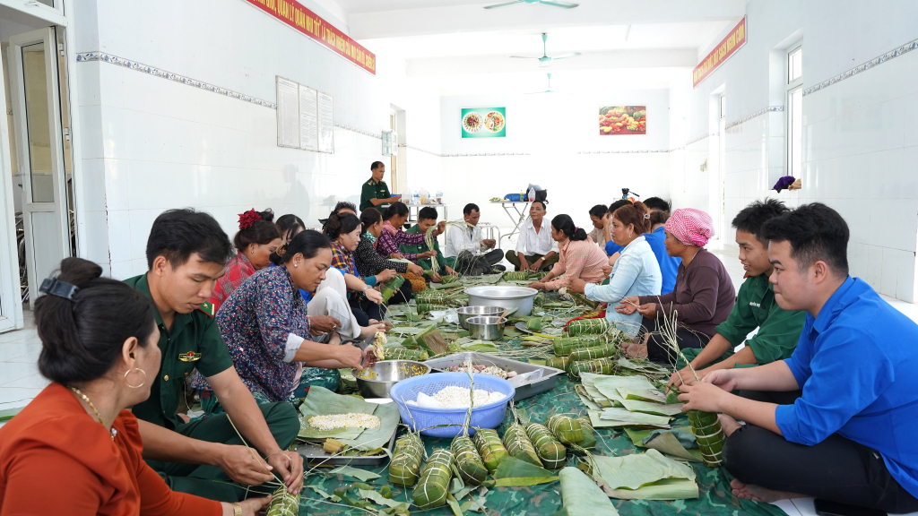 CBCS Đồn BP Tống Lê Chân và người dân ấp Con Trăn, xã Tân Hòa gói bánh tét đón Tết cổ truyền