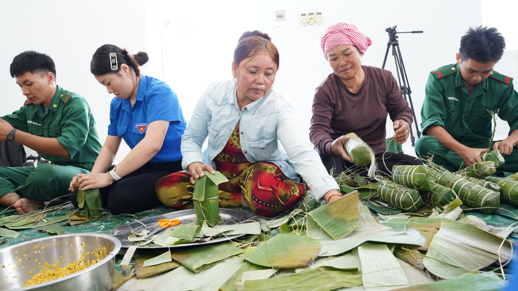Hoạt động gói bánh tét diễn ra trong không khí vui vẻ, đầm ấm 