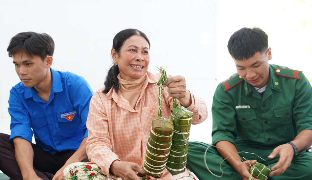 Niềm vui khi những đòn bánh tét đầu tiên hoàn thành