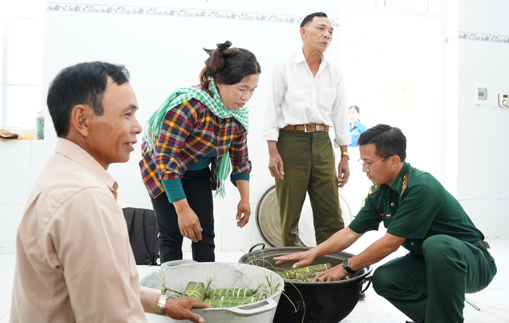 Những đòn bánh tét ấm áp tình quân - dân nơi biên giới