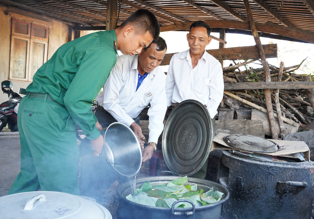 Chiến sĩ Biên phòng và người dân cùng nhau nấu bánh 