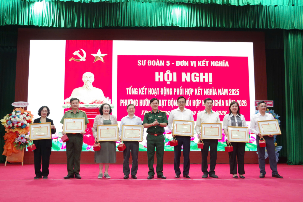 Đại tá Trần Hoàng Giang - Chính ủy Sư đoàn trao bằng khen của Bộ tư lệnh Quân khu cho các tập thể