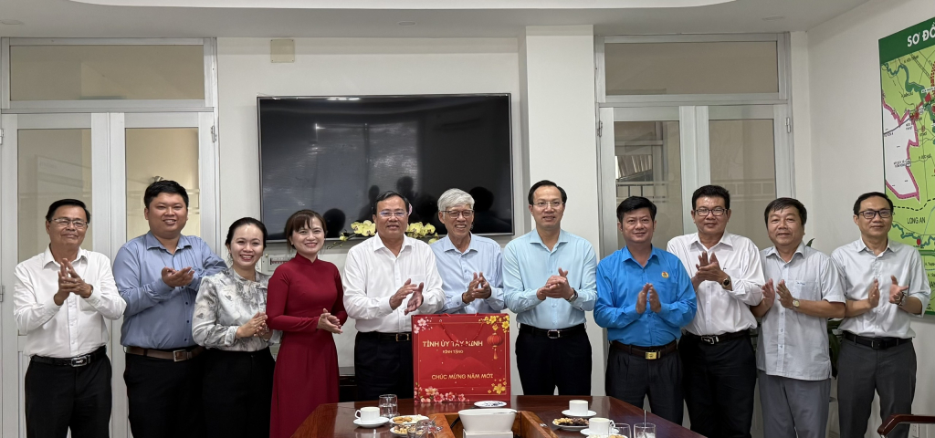 Lãnh đạo tỉnh thăm, chúc Tết Công ty Cổ phần Đầu tư Sài Gòn VRG