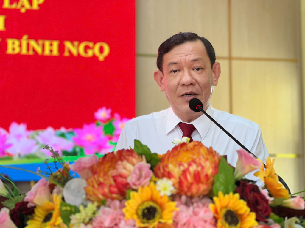 Bí thư Đảng ủy, Chủ tịch HĐND xã Hậu Thạnh phát biểu tại buổi họp mặt 