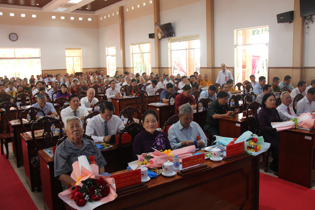 Các đại biểu tham dự buổi họp mặt