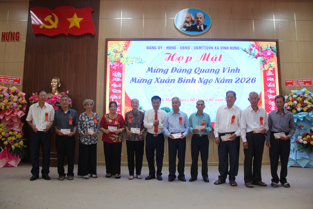 Trao quà của Bí thư Tỉnh ủy Nguyễn Văn Quyết cho các đồng chí cao niên tuổi Đảng