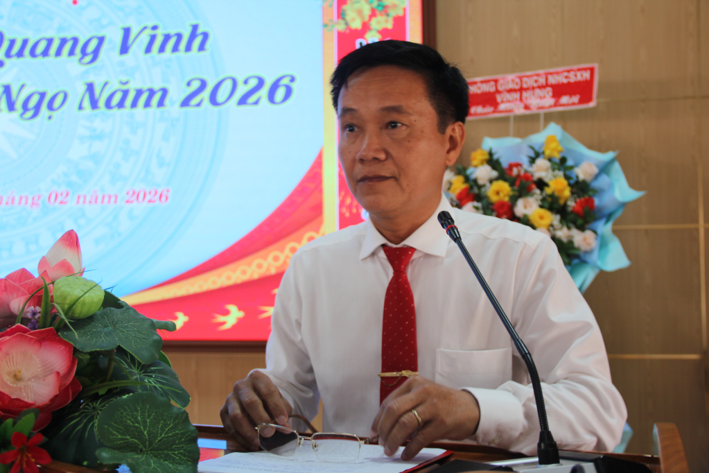 Bí thư Đảng ủy, Chủ tịch HĐND xã Vĩnh Hưng Nguyễn Tuấn Anh phát biểu tại buổi họp mặt