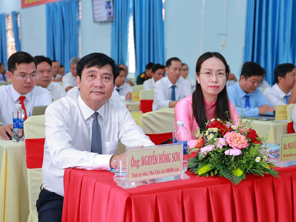 Phó Chủ tịch HĐND tỉnh Nguyễn Hồng Sơn và các đại biểu dự hội nghị 