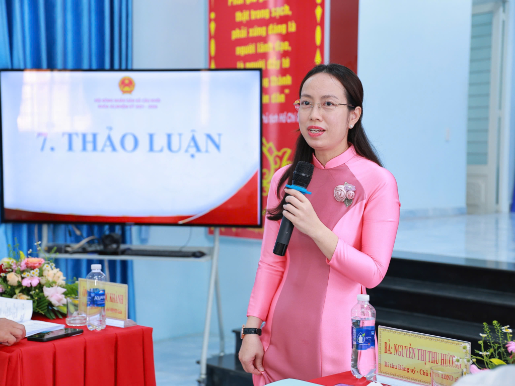 Bí thư Đảng ủy, Chủ tịch HĐND xã Cầu Khởi điều hành phần thảo luận tại hội nghị