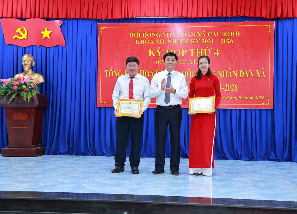 Phó Chủ tịch HĐND tỉnh Nguyễn Hồng Sơn khen thưởng 2 tập thể xuất sắc