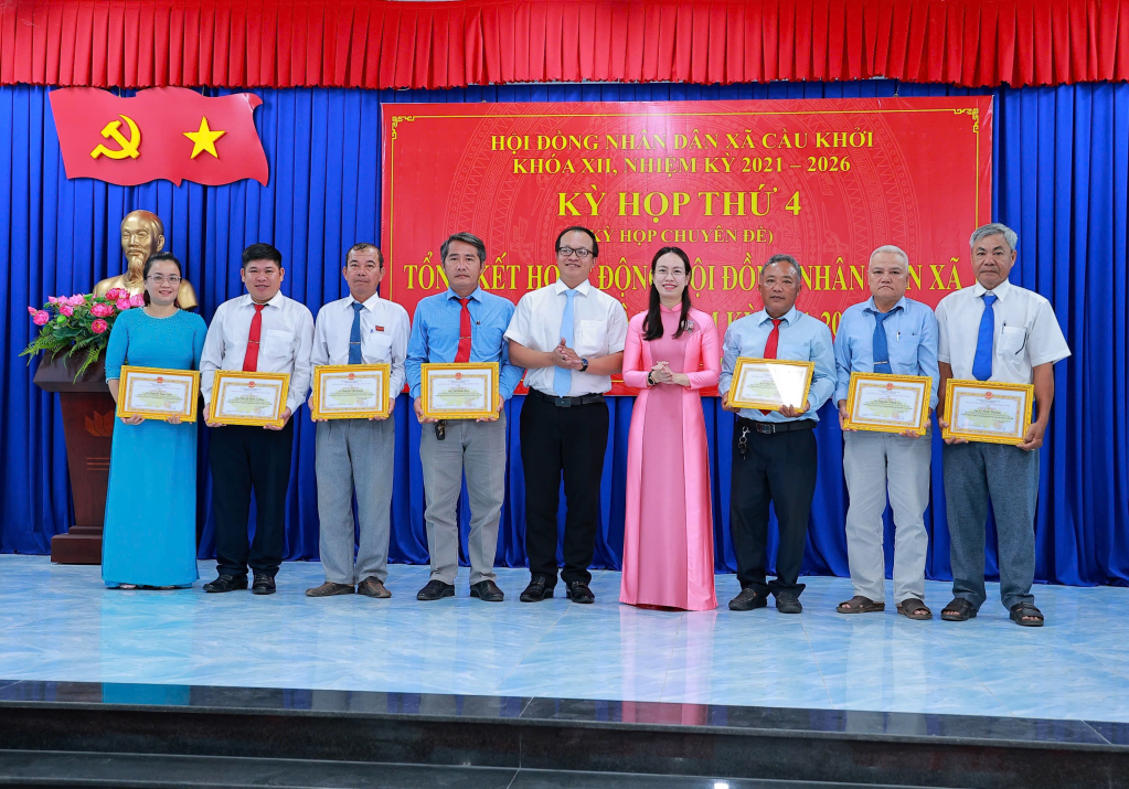 Bí thư Đảng ủy, Chủ tịch HĐND xã Cầu Khởi Nguyễn Thị Thu Hương trao khen thưởng các cá nhân