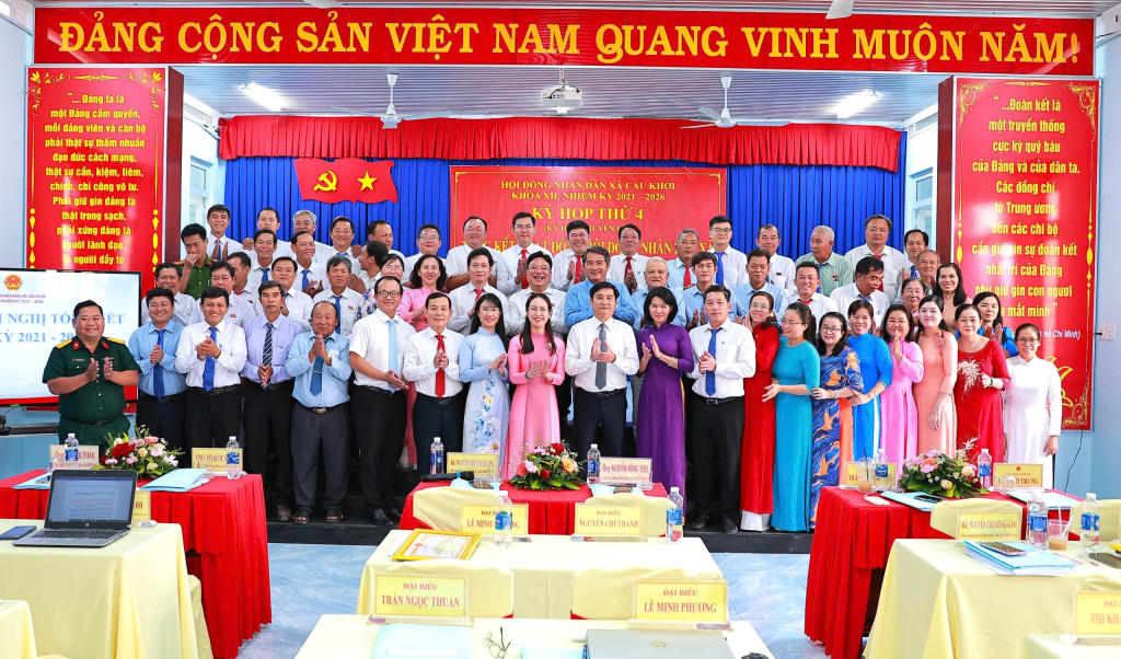 Đại biểu HĐND tỉnh và xã Cầu Khởi nhiệm kỳ 2021-2026 chụp hình lưu niệm