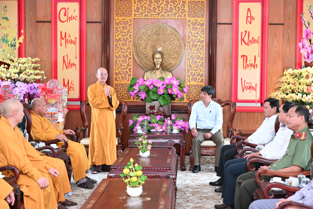 Thượng tọa Thích Quảng Tâm thông tin hoạt động của Giáo hội Phật giáo tỉnh và chúc mừng năm mới tới lãnh đạo tỉnh