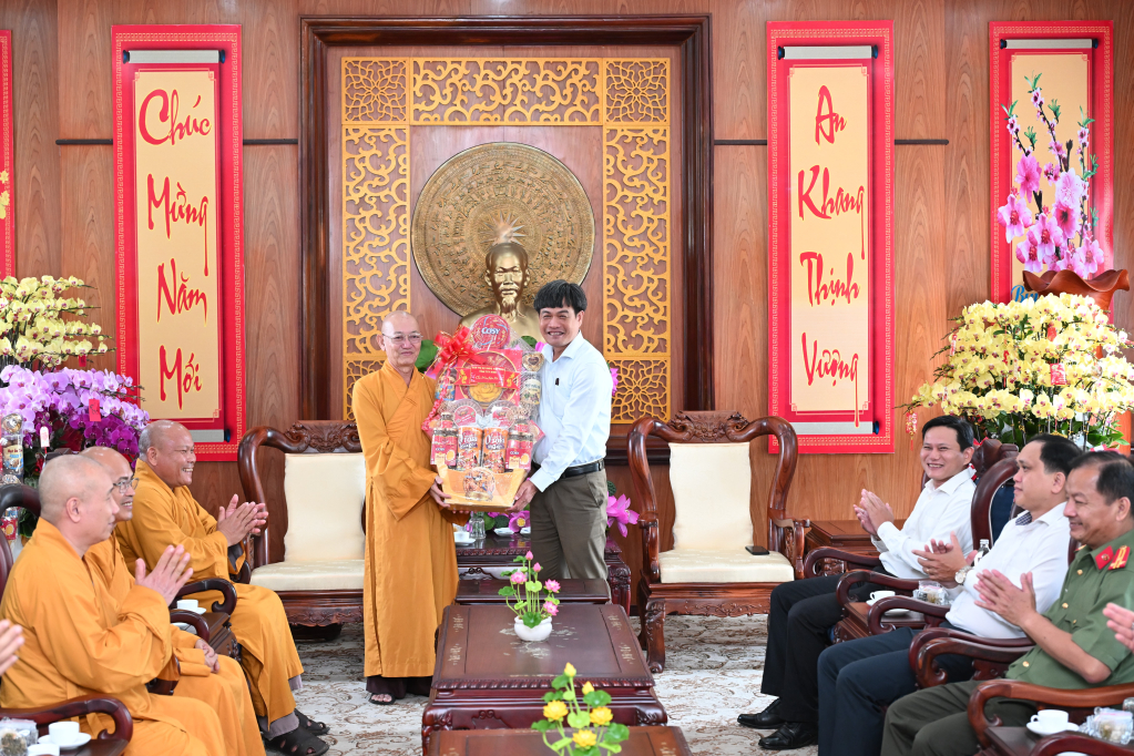 Thượng tọa Thích Quảng Tâm trao quà chúc mừng năm mới Tỉnh ủy, các sở ngành tỉnh
