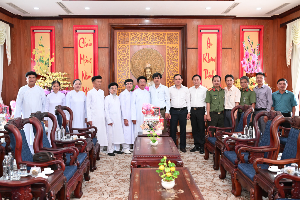 Chánh phối sư Thượng Phong Thanh cùng Hội thánh Cao Đài tiên thiên thăm, chúc Tết Tỉnh ủy và các sở, ngành tỉnh