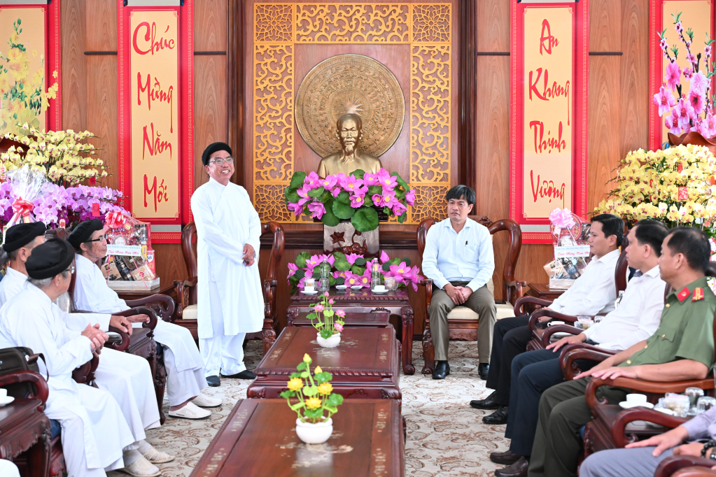 Chánh phối sư Thượng Phong Thanh thông tin một số kết quả hoạt động của Hội thánh và bày tỏ lòng cảm ơn tới lãnh đạo tỉnh luôn quan tâm, tạo điều kiện cho Hội thánh hoạt động