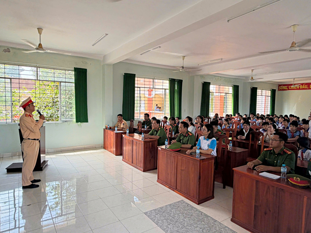 Cảnh sát giao thông tuyên truyền pháp luật cho học sinh