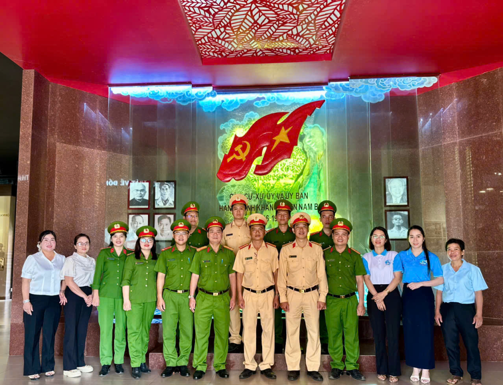 Đoàn công tác tổ chức dâng hương, dâng hoa và chỉnh trang khuôn viên Di tích Căn cứ Xứ uỷ và Uỷ ban Hành chính Kháng chiến Nam bộ.