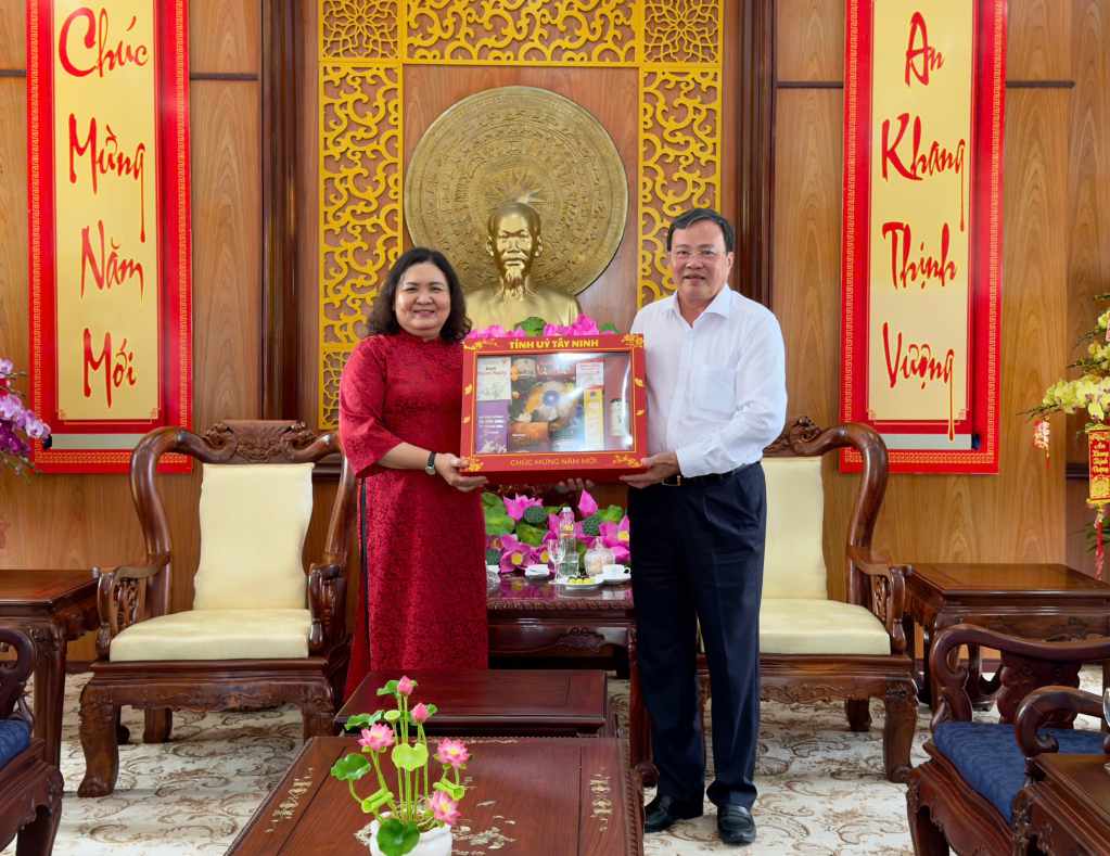 Phó Bí thư Tỉnh uỷ, Chủ tịch UBND tỉnh Tây Ninh Lê Văn Hẳn trao quà Tết cho Uỷ viên Trung ương Đảng, Phó Bí thư Thường trực Tỉnh uỷ Vĩnh Long Hồ Thị Hoàng Yến 