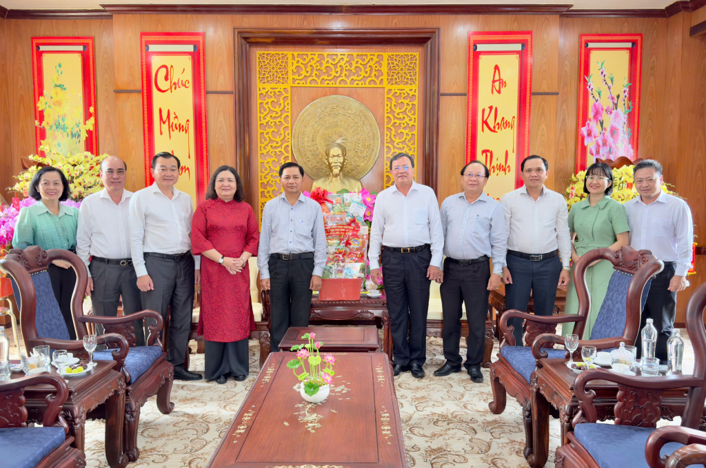 Đoàn công tác của tỉnh Vĩnh Long do Uỷ viên Trung ương Đảng, Bí thư Tỉnh uỷ Trần Văn Lâu làm trưởng đoàn đến thăm, chúc Tết lãnh đạo tỉnh Tây Ninh