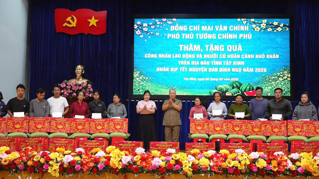 Ông Nguyễn Văn Kìa hiện Chủ tịch Hội Cựu chiến binh tỉnh Tây Ninh và lãnh đạo địa phương trao quà tết cho các hộ khó khăn trên địa bàn xã Thạnh Hóa