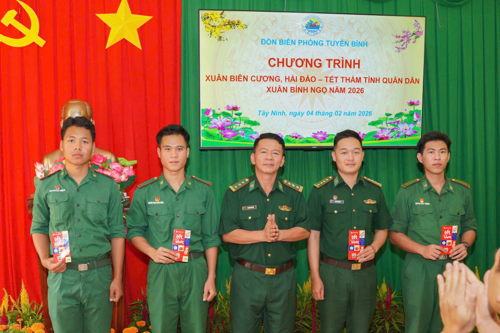 thuong,ta,nguyen,van,hai,don,truong,don,bp,tuyen,binh,tang,qua,chuc,mung,nam,moi,cac,thay,giao,quan,ham,xanh,lop,hoc,tinh,thuong,22282705.jpg
