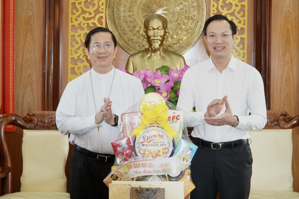 Tòa Giám mục Phú Cường gửi tặng quà Tết đến tỉnh Tây Ninh