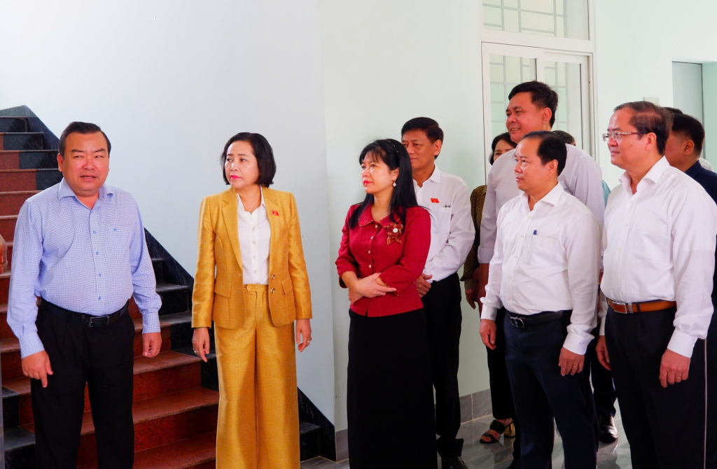 Đoàn kiểm tra thực tế công tác chuẩn bị bầu cử tại khu vực bỏ phiếu số 5, xã Bến Lức, thuộc đơn vị bầu cử số 2.