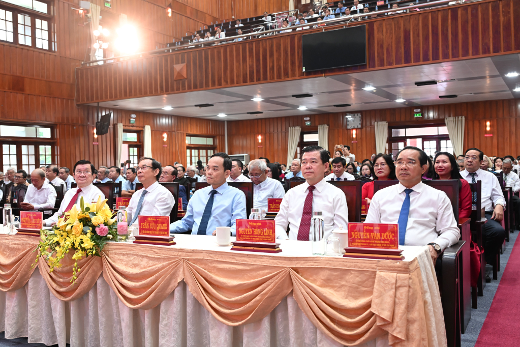 Các đại biểu dự họp mặt