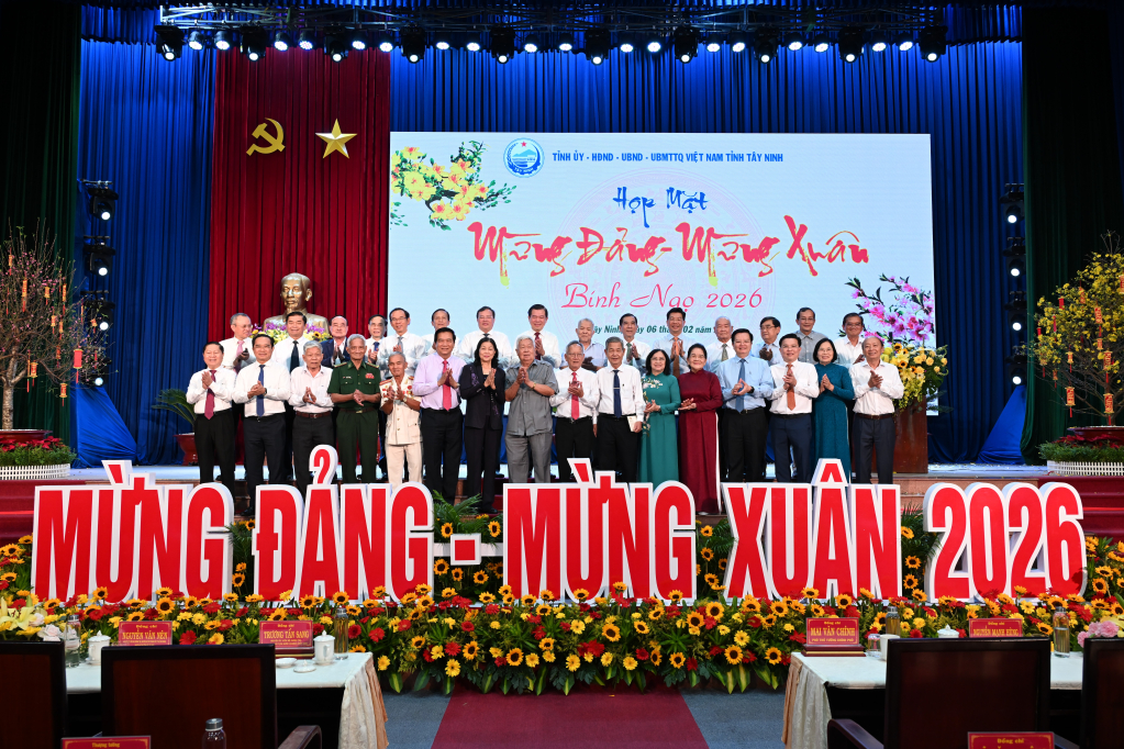 Các đại biểu chụp hình lưu niệm tại buổi họp mặt