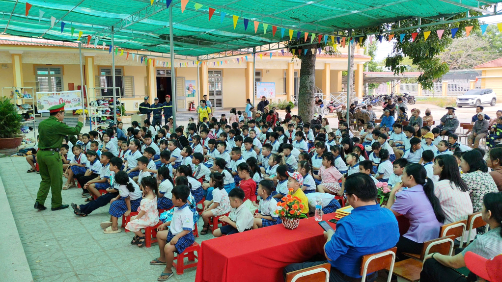 Tuyên truyền pháp luật phòng cháy chữa cháy và hướng dẫn kỹ năng thoát nạn cho giáo viên, học sinh và người dân
