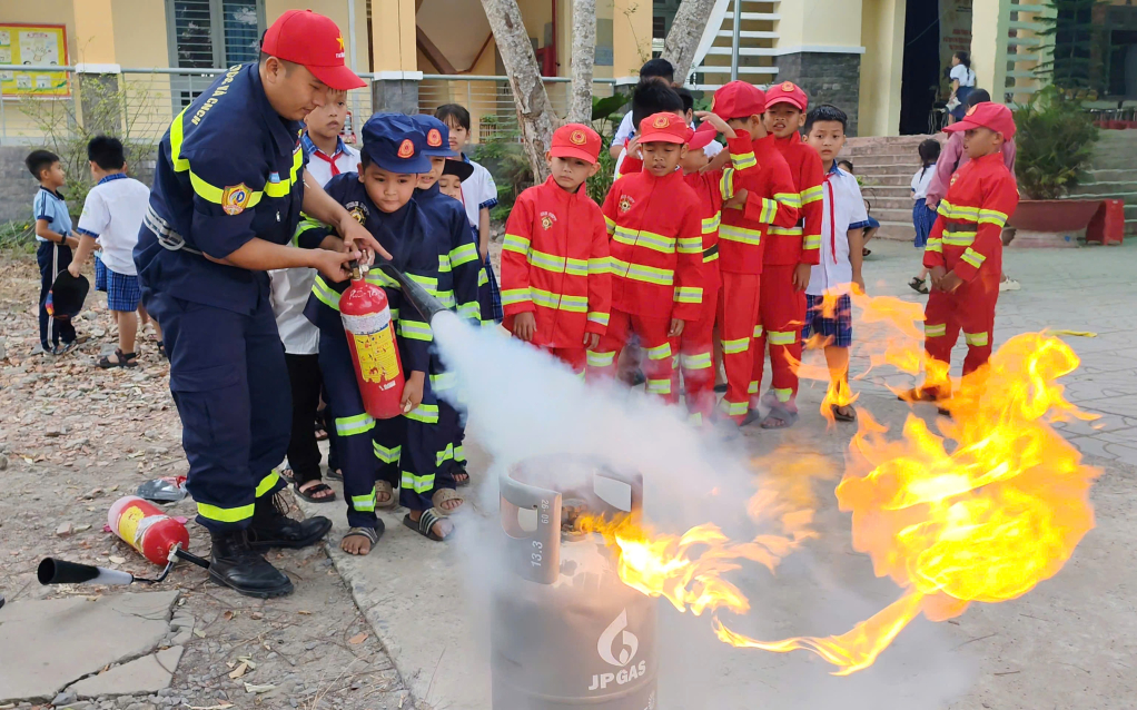 Cảnh sát PCCC và CNCH hướng dẫn học sinh cách sử dụng bình chữa cháy 