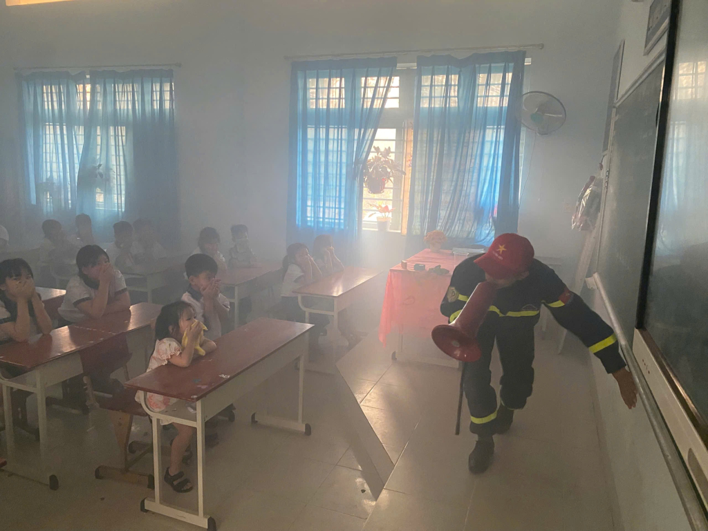 Hướng dẫn học sinh cách thoát nạn trong môi trường có nhiều khói, khí độc