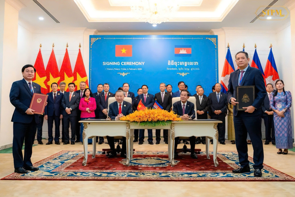 Uỷ viên Trung ương Đảng, Bí thư Tỉnh uỷ Nguyễn Văn Quyết trao văn kiện thoả thuận cho ngài Ngài Pen Kosal, Tỉnh trưởng tỉnh Tboung Khmum