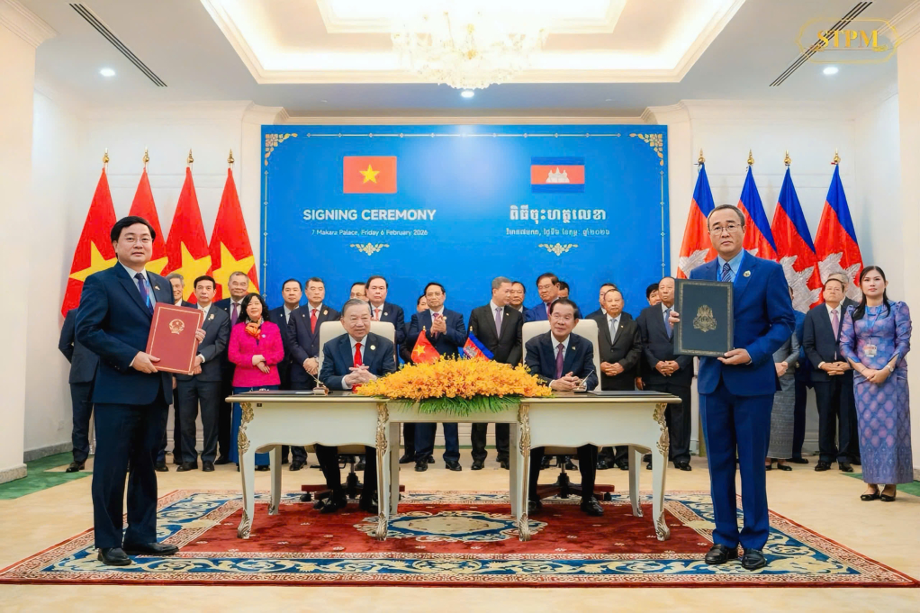 Uỷ viên Trung ương Đảng, Bí thư Tỉnh uỷ Nguyễn Văn Quyết trao văn kiện thoả thuận cho Ngài Soun Somalin, Tỉnh trưởng tỉnh Prey Veng