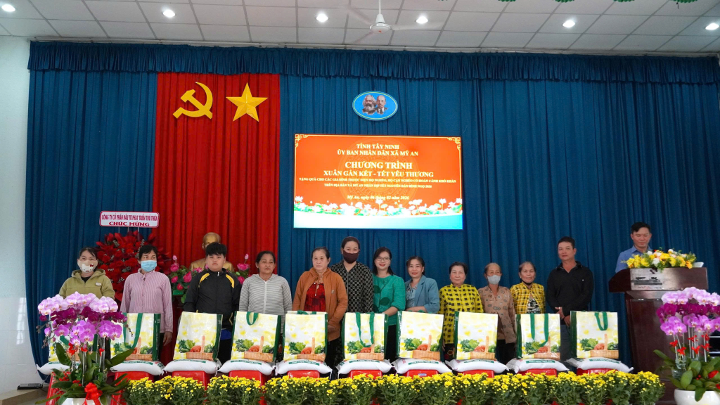 Đơn vị tài trợ trao quà cho các gia đình