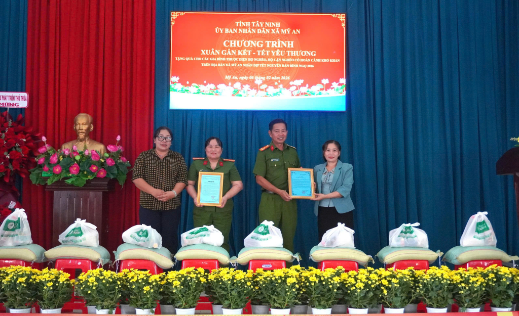 UBND xã trao thư cảm ơn cho đơn vị tài trợ 