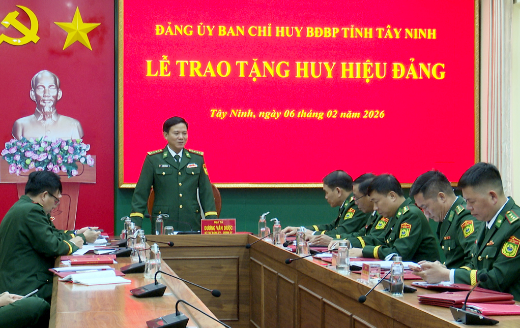 a2,dai,ta,duong,van,duoc,bi,thu,dang,uy,chinh,uy,ban,chi,huy,bo,doi,bien,phong,tinh,chuc,mung,dai,ta,vu,minh,tung,duoc,don,nhan,danh,hieu,cao,quy,30,n,19043406.jpg
