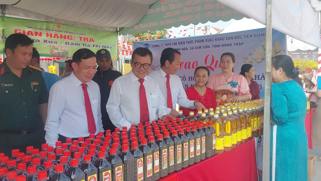 Uỷ viên Ban Thường vụ Tỉnh uỷ, Trưởng Ban Nội chính Tỉnh uỷ Tây Ninh Trương Nhật Quang cùng lãnh đạo địa phương tham quan phiên 